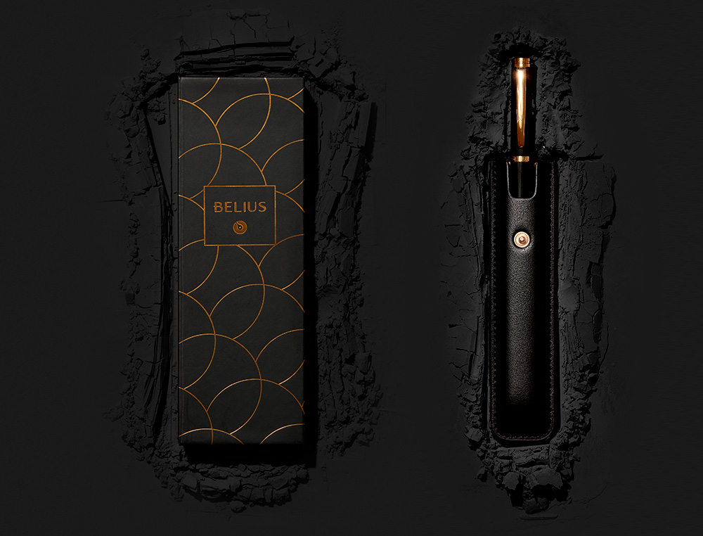STYLO-BILLE BELIUS PASSION ALUMINIUM BROSSE ATTRIBUTS OR ENCRE BLEUE COLORIS NOIR DANS COFFRET CADEAU