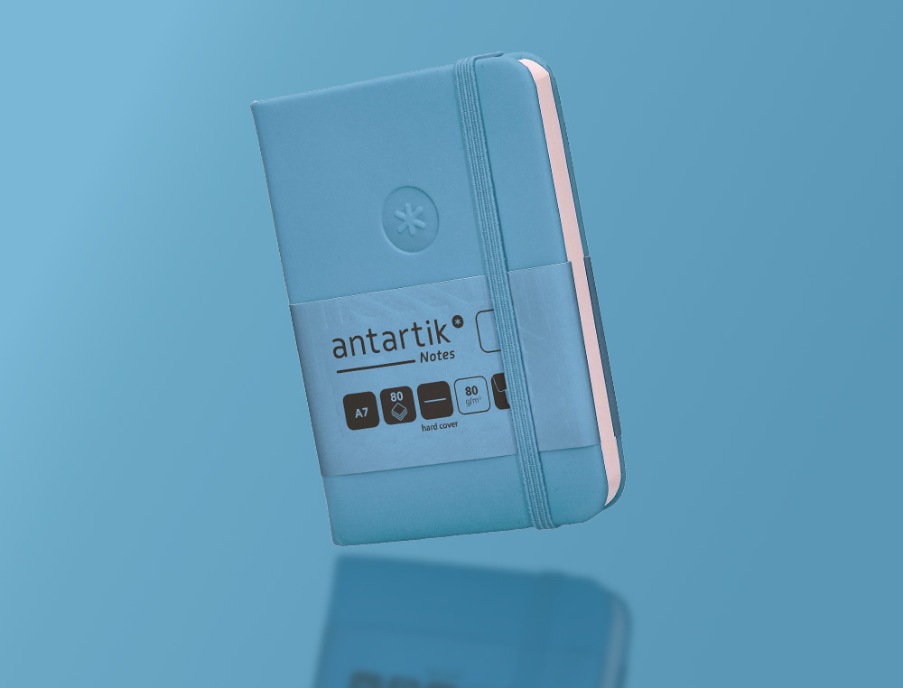 CARNET A7 ANTARTIK NOTES PAPIER UNI IVOIRE COUVERTURE RIGIDE FERMETURE ELASTIQUE 80 PAGES 80GR COLORIS BLEU CIEL