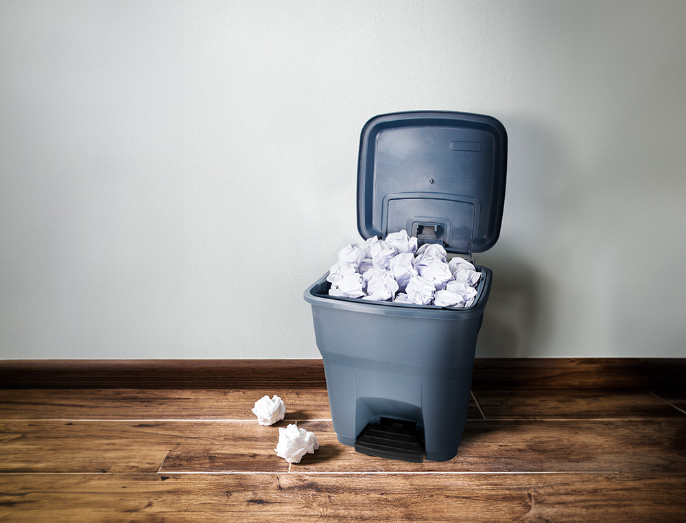POUBELLE CONTENEUR Q-CONNECT PLASTIQUE AVEC COUVERCLE ET PEDALE CAPACITE 30L DIM 395X395X420MM COLORIS GRIS